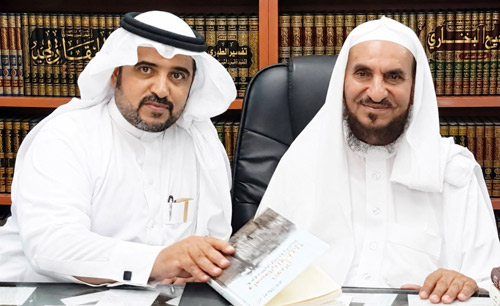 لقطة تجمع الكاتب مع د.الألمعي