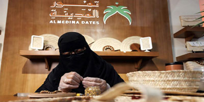 يبرز الموروث الزراعي والحرف التقليدية ويعزز فرص المنتجين المحليين 