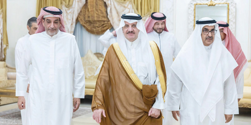 أمير المنطقة الشرقية يقدم التعازي لأبناء الدكتور بن بكر 