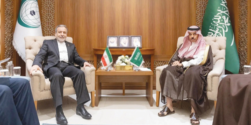  وزير الخارجية في لقاء سابق مع نظيره الإيراني