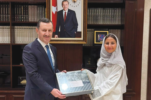  الأميرة سارة بنت بندر خلال لقائها السفير التركي