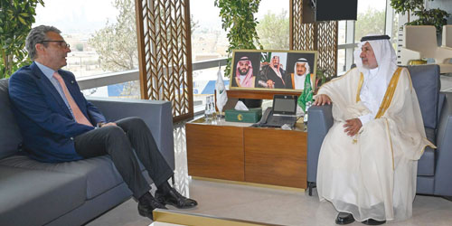  السفير الإيطالي خلال لقائه د. عبدالله الربيعة