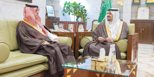  نائب أمير منطقة الرياض مستقبلا المستشار في الديوان الملكي شلعان الشلعان