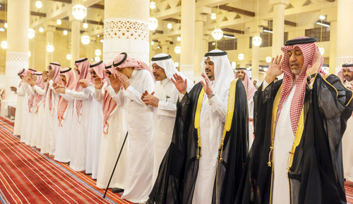 نائب أمير منطقة الرياض يؤدي الصلاة على والدة الأمير حمود بن سعود 
