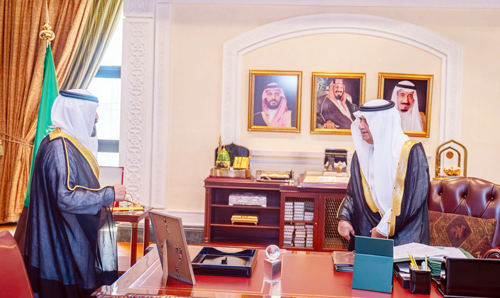 أمير منطقة تبوك يستقبل إخوان الشيخ جزاع بن كريم العطوي 