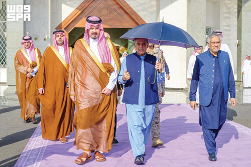 رئيس وزراء باكستان الإسلامية يغادر 