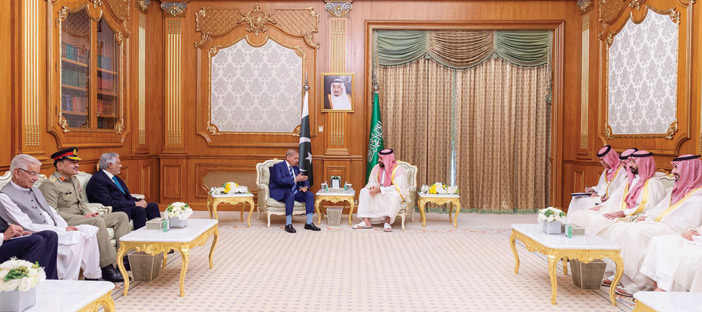سموه ورئيس الوزراء الباكستاني خلال الاجتماع