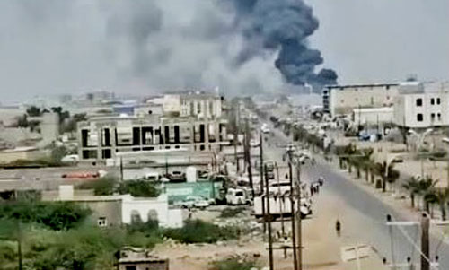 مليشيات الحوثي الإرهابية تستهدف ميناء المخا.. والقوات الحكومية تقصف مواقع المليشيا في الضالع 