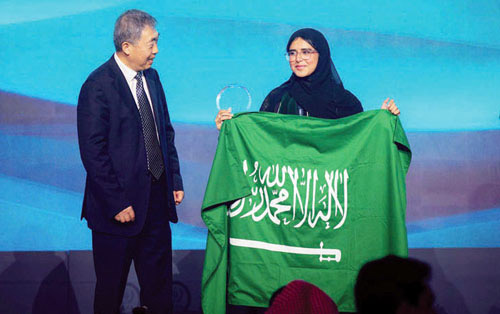 جنى السبيل تتسلم الجائزة
