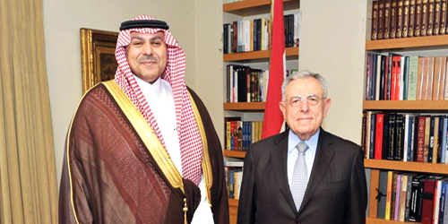 السفير الدوسري خلال لقائه فؤاد السنيورة