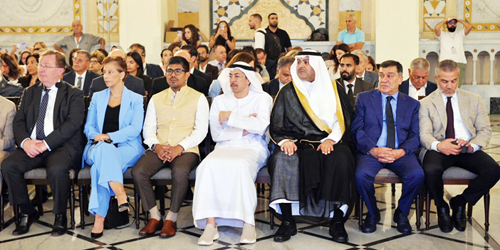  السفير الدوسري خلال مشاركته في اللقاء