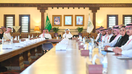  أمير منطقة عسير ووزير الاستثمار خلال اللقاء