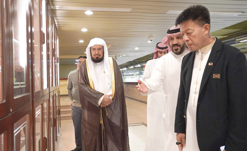 وزير شؤون المسلمين بالفلبين يزور مجمع الملك فهد لطباعة المصحف الشريف 