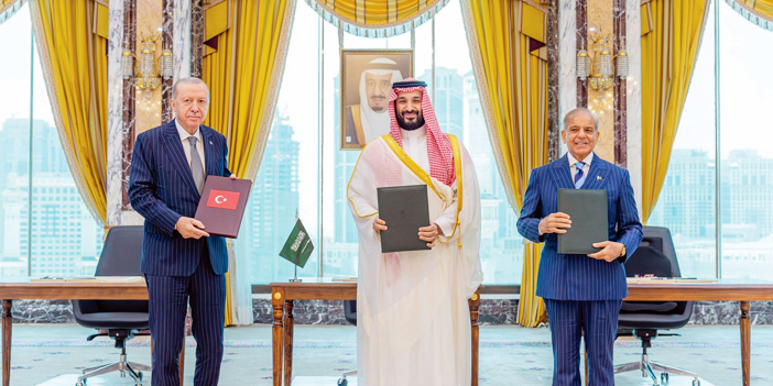 ولي العهد والرئيس التركي ورئيس الوزراء الباكستاني بعد توقيع الاتفاقية