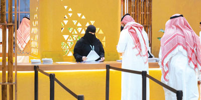 رحلة لتعلُّم العربية بالمدينة المنورة تقود هولنديًا إلى عالم الصقارة والمشاركة في المزاد الدولي 