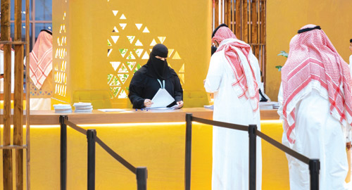 رحلة لتعلُّم العربية بالمدينة المنورة تقود هولنديًا إلى عالم الصقارة والمشاركة في المزاد الدولي 