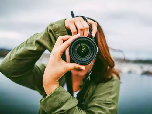التصوير.. عدسة توثق اللحظة وتحكي ملامح التغيّر 