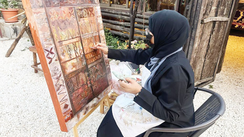 3 فنانات يحولن ذاكرة الباحة إلى تجربة بصرية أمام الجمهور 