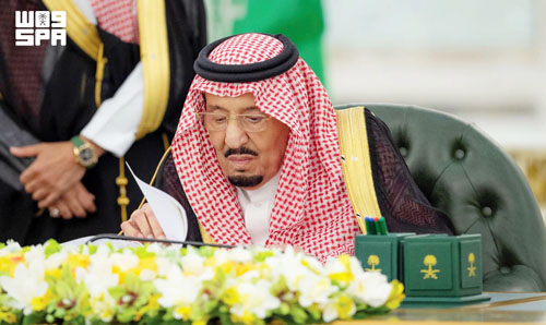 خادم الحرمين خلال رئاسته جلسة مجلس الوزراء أمس