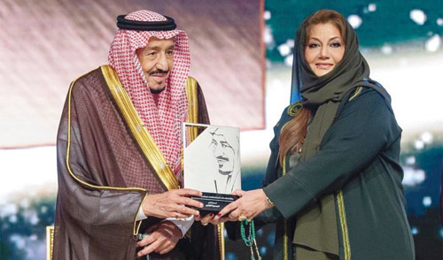 خادم الحرمين مكرماً هالة الشاعر