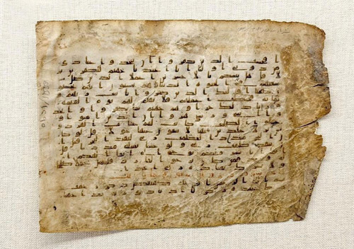 متحف القرآن الكريم يحتضن مخطوطة قرآنية نادرة من القرن الثالث الهجري 