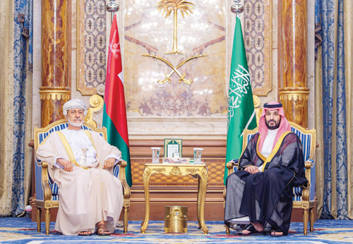 ولي العهد وسلطان عمان يبحثان تعزيز العلاقات وتطورات الأحداث