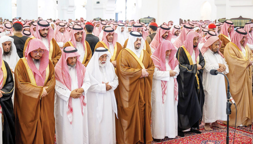 نائب أمير منطقة الرياض يؤدي الصلاة على الشيخ سعد آل فريان 