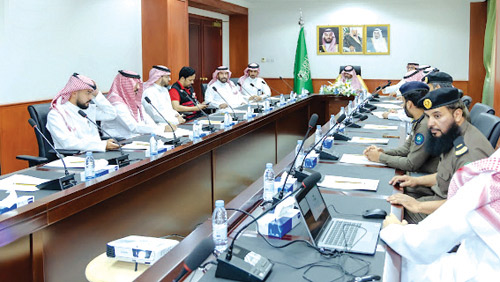 المحافظ خلال ترؤسه الاجتماع