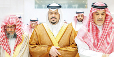 نائب أمير منطقة الرياض يؤدي الصلاة على عبدالجليل آل سيف 