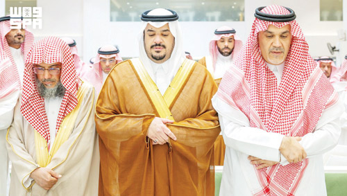 نائب أمير منطقة الرياض خلال تأديته الصلاة على عبدالجليل آل سيف