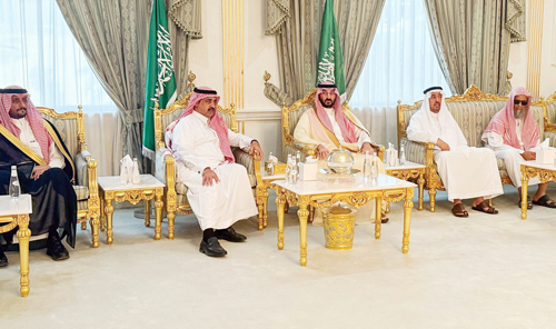 وزير الحرس الوطني يقدم واجب العزاء لذوي نايف الدويش 
