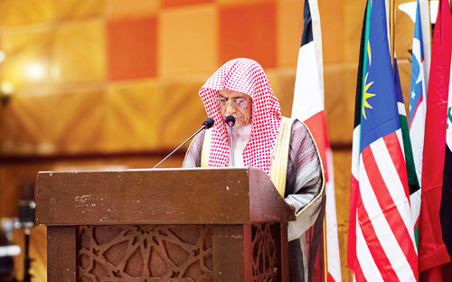  الشيخ ابن حميد متحدثاً خلال الندوة