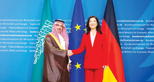  وزير الخارجية خلال لقائه وزيرة الشؤون الاقتصادية والطاقة الألمانية