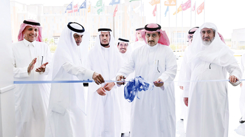 رئيس الجامعة يفتتح المبنى