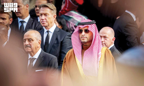 نيابة عن القيادة 