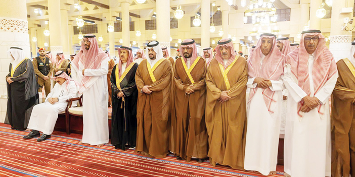 نائب أمير منطقة الرياض يؤدي الصلاة على الأمير عبدالعزيز بن سعود بن ناصر 