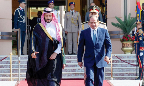  ولي العهد لدى مغادرته القاهرة والرئيس المصري في مقدمة مودعيه