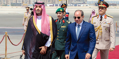 الرئيس المصري في مقدمة مستقبلي ولي العهد لدى وصوله القاهرة 