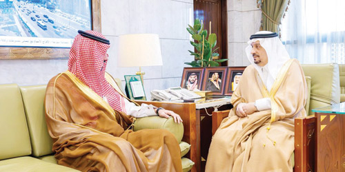 أمير منطقة الرياض خلال استقباله أمين المنطقة
