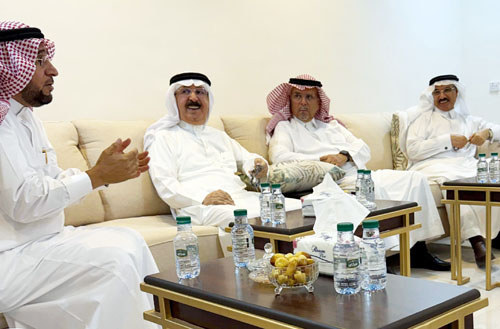  من اليمين د.الحمد د.البازعي العودة ود.المشوح متحدثًا.