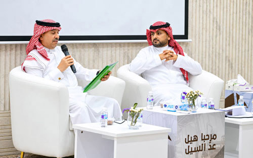 عبدالله الحسني ملقيًا المحاضرة