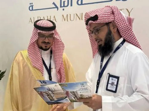 أمين الباحة يستعرض تجربة الأمانة في الاستثمار وإدارة المرافق البلدية 