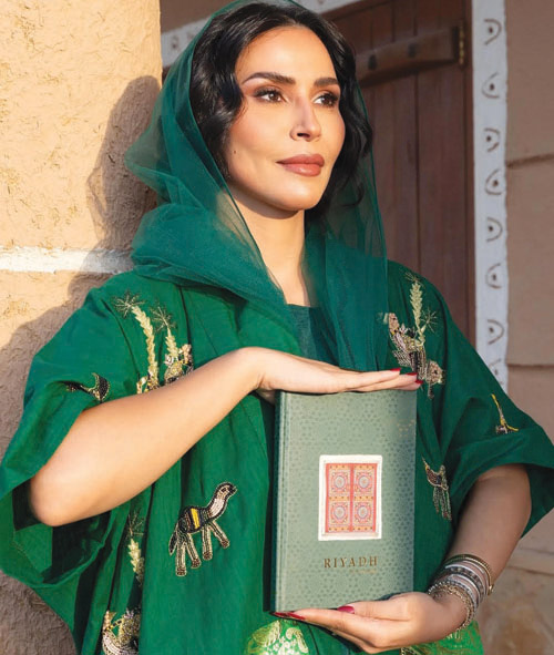 الأميرة سُرى بنت سعود تحمل «كتاب الرياض»