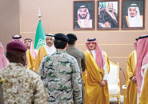 نقل تحيات القيادة لأهالي الباحة والتقى القيادات الأمنية والعسكرية بالمنطقة 