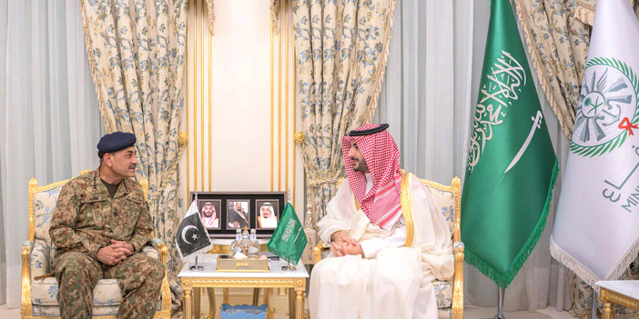 وزير الدفاع يلتقي قائد قوات الدفاع قائد الجيش الباكستاني 