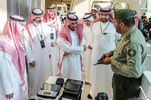 محافظ الخرج يزور جناح وزارة الداخلية في معرض الصقور والصيد 