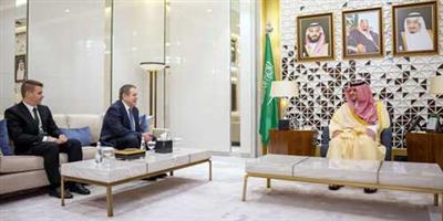 وزير الداخلية يستقبل السفير الروسي 