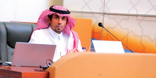 الزميل خالد الدوس في قاعة المناقشة
