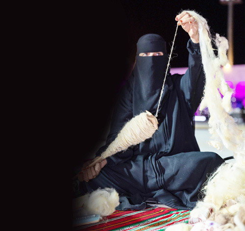 غزل الصوف.. حرفة متوارثة تحفظ ملامح التراث في الحدود الشمالية 