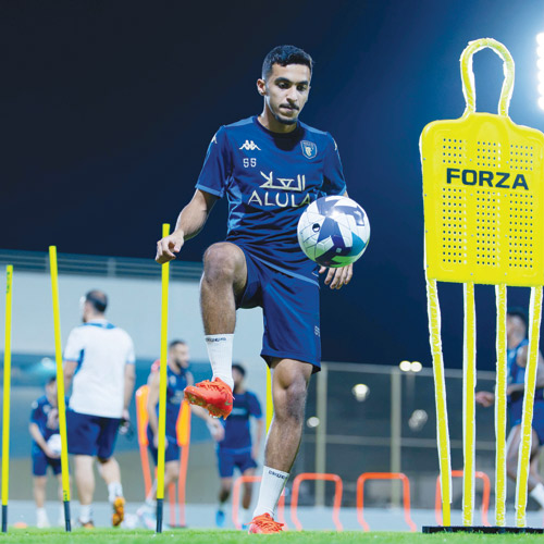 العلا يعتلي صدارة الدوري